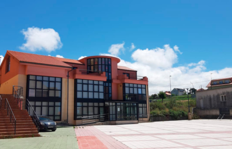 fachada principal con varias partes acristaladas del Centro de día Cabana de Bergantiños