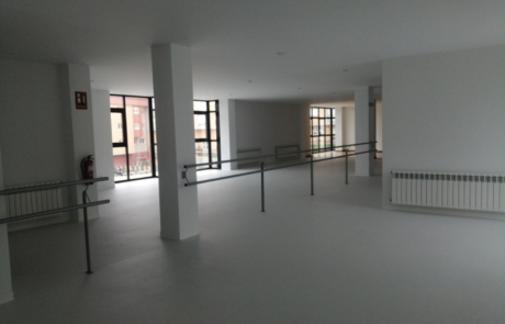 interior de una estancia, desde la venta se ve un coche aparcado