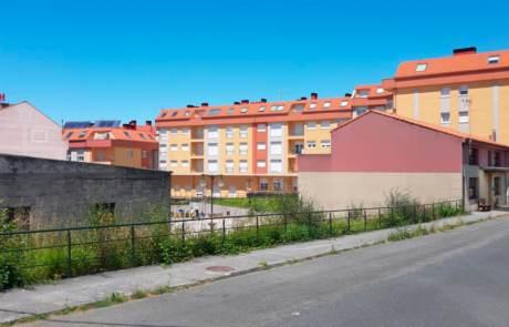 vista amplia de la zona donde se encuentra el centro de día, se ven la fachada y varios edificios