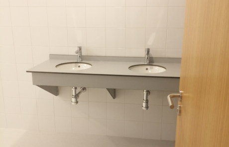 baño con lavabo doble