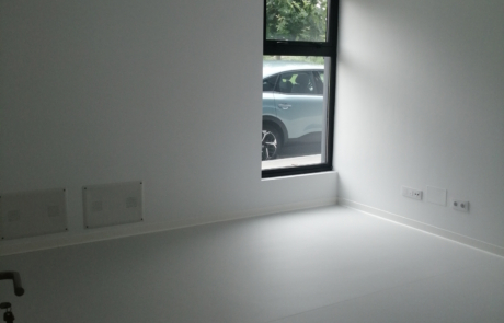 interior de una estancia, desde la ventana se ve un coche aparcado