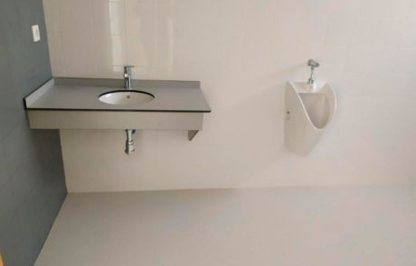 baño con un lavabo y un inodoro de pie