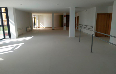 interior de un centro de día, sin mobiliario y pintado en color blanco