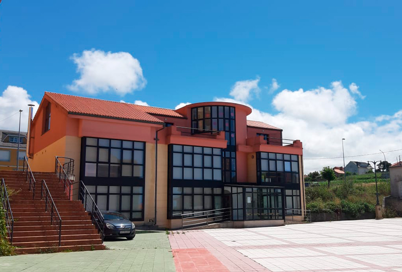 fachada principal con varias partes acristaladas del Centro de día Cabana de Bergantiños