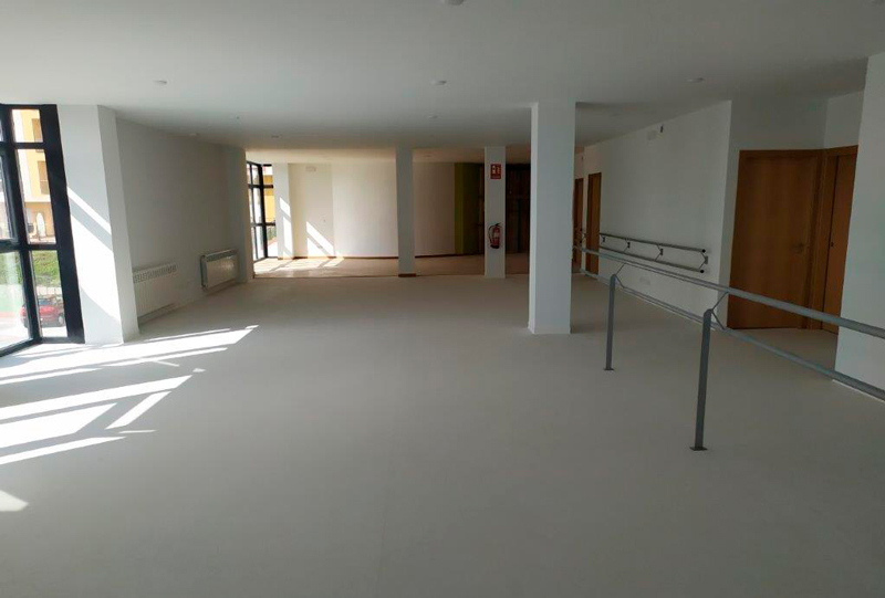 interior de un centro de día, sin mobiliario y pintado en color blanco