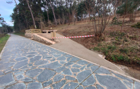 mirador en obras con una zona restringida al paso, se ve zona boscosa