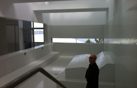 zona de piscina, hay un hombre mirando las instalaciones