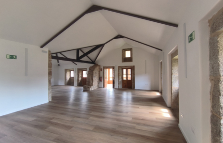 estancia grande del rectoral, suelo de madera y varias puertas una de ellas abiertas