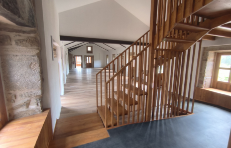 estancia grande del rectoral, suelo de madera al igual que las escaleras