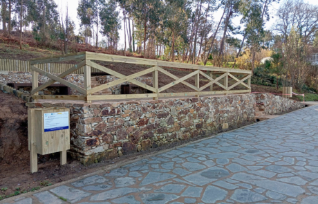 acceso al mirador con suelo de piedra y paisaje boscoso