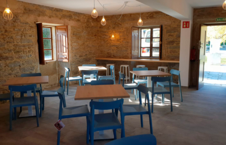 zona de comedor con varis mesas y sillas