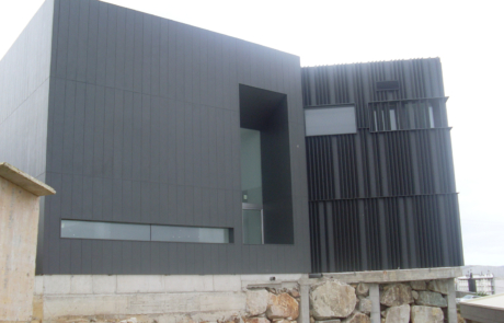 fachada del edificio de una piscina