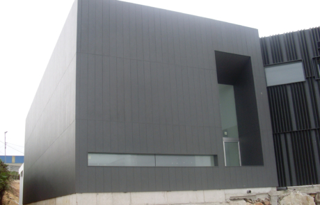 fachada del edificio de una piscina