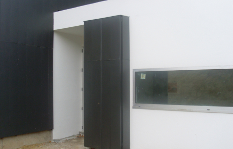 entrada a una piscina desde el exterior