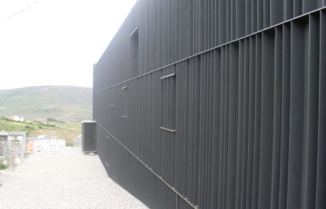 fachada exterior en color negro de una piscina