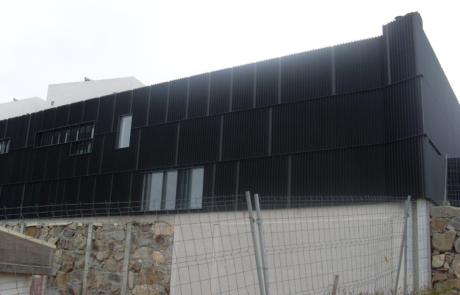 fachada exterior en color negro de una piscina