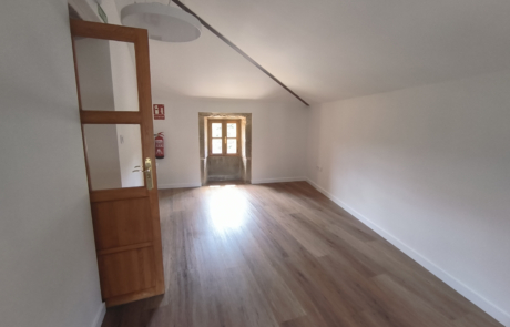 habitación superior del rectoral, suelo de madera y una pequeña ventana