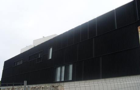 fachada exterior en color negro de una piscina