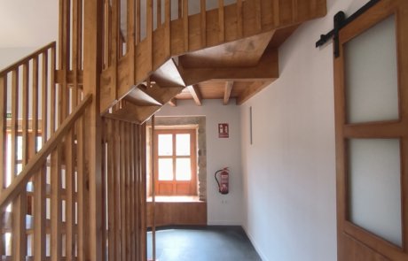 interior del rectoral, se ven las escaleras de subida en madera