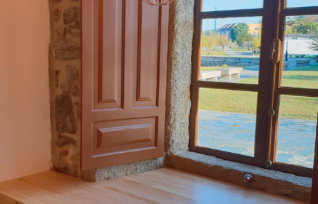 pequeño mostrador con taburetes debajo de una ventana