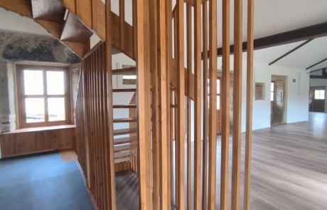 interior del rectoral, se ven las escaleras de subida en madera