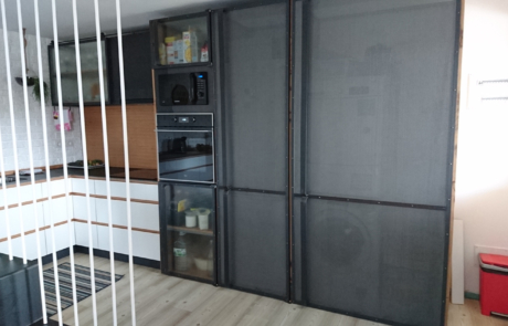 cocina completa, se ve el horno y el microondas y la encimera