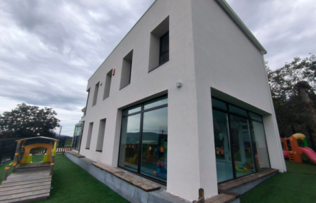 fachada y zona exterior ajardinada de una guardería