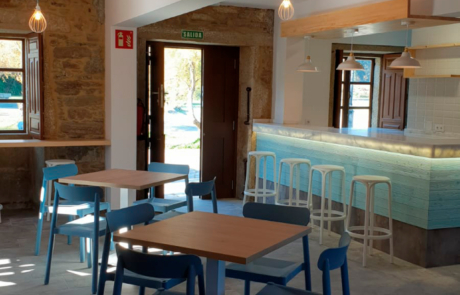 mostrador y zona de servir comidas, se ven varias mesas y sillas