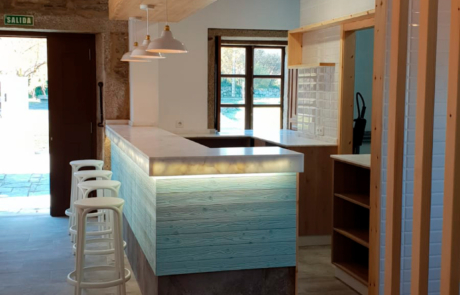 zona de comedor con varios taburetes