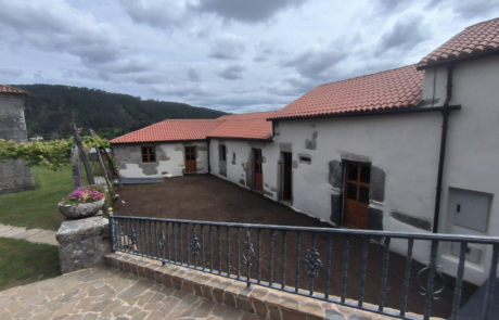 parte de la fachada de un rectoral, se ven las puertas de entrada