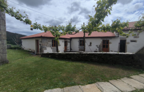 parte de la fachada de un rectoral, se ve la zonas verdes del exterior