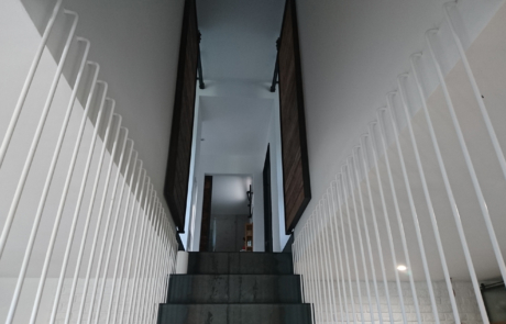 escaleras de subida al piso superior