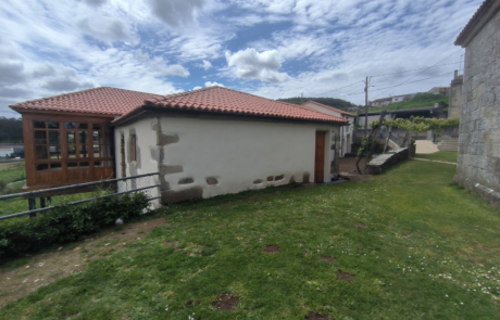 parte de la fachada de un rectoral, se ve la zonas verdes del exterior