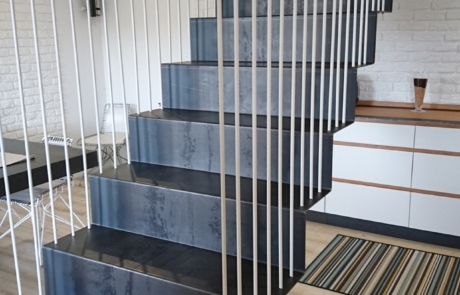 escaleras en color negro de subida al piso superior