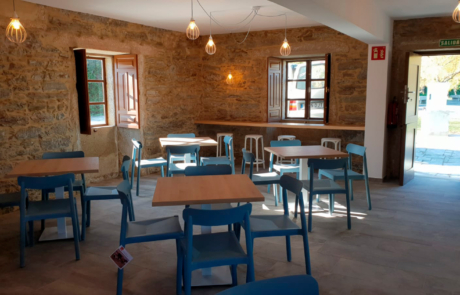 zona de comedor con varias mesas y sillas