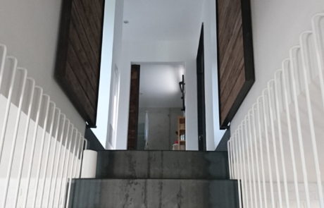 escaleras de subida al piso superior