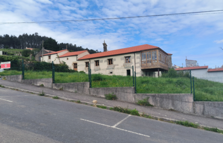 fachada de varias viviendas al lado de una carretera
