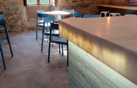 zona de comedor con varias mesas y sillas