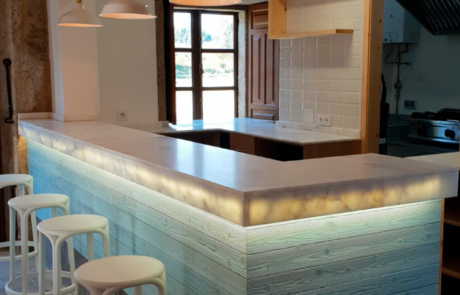 zona de comedor con varios taburetes