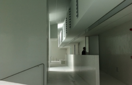 interior del edificio de una piscina, se ve una persona abriendo una puerta