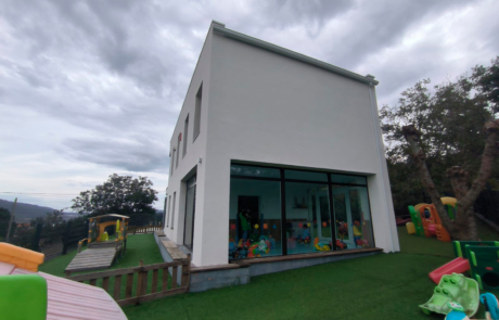 Zona exterior ajardinada de una guardería