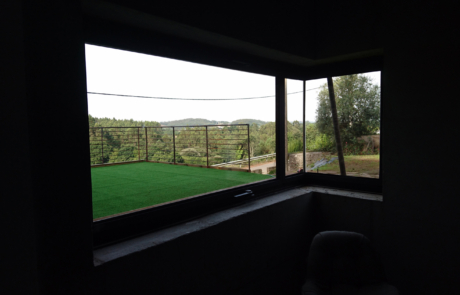 vista desde el interior de un edificio de la terraza ajardinada