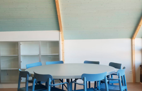 zona de comedor infantil con una mesa redonda y sillas