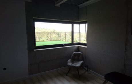 vista desde el interior de un edificio de la terraza ajardinada