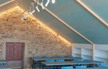 zona de comedor con varias mesas y sillas