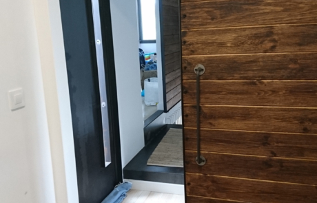 pasillo y puerta de acceso del baño de una vivienda