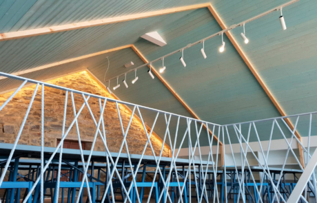 vista del techo con varios focos de la zona de comedor con varias mesas y sillas