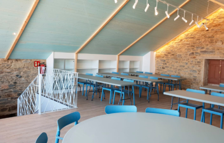 zona de comedor con varias mesas y sillas