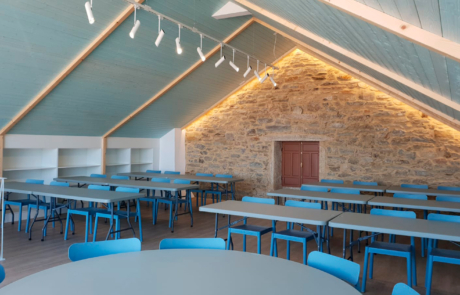 zona de comedor con varias mesas y sillas