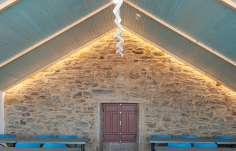 zona de comedor con varias mesas y sillas